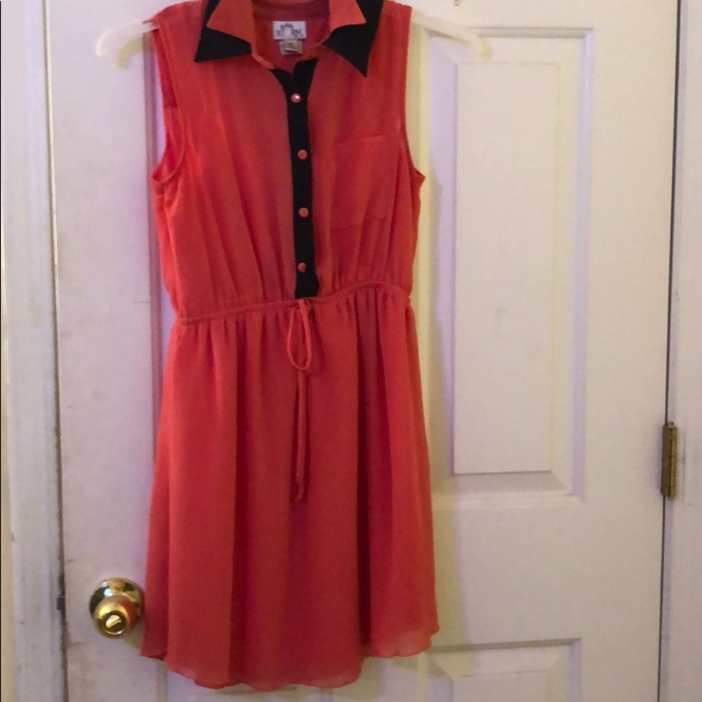 Collar no sleeve dress